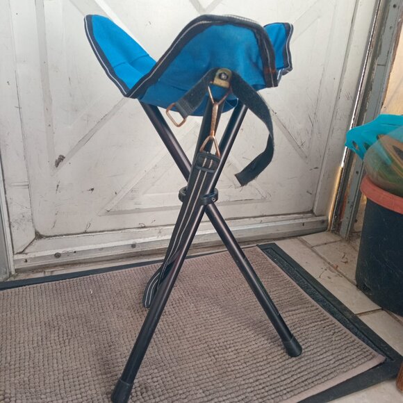This is a lightweight portable folding seat; Tripod / 3 Legs, ideal for camping - Picture 4 of 10